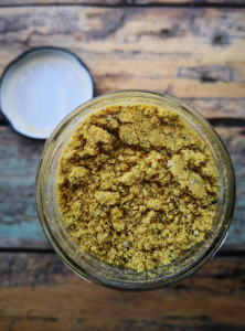rawmesan o queso rallado vegano en frasco de vidrio