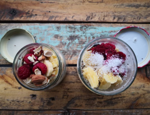 chía pudding en frasco de vidrio con frutas, almendras y coco