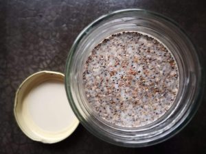 chía pudding en frasco de vidrio